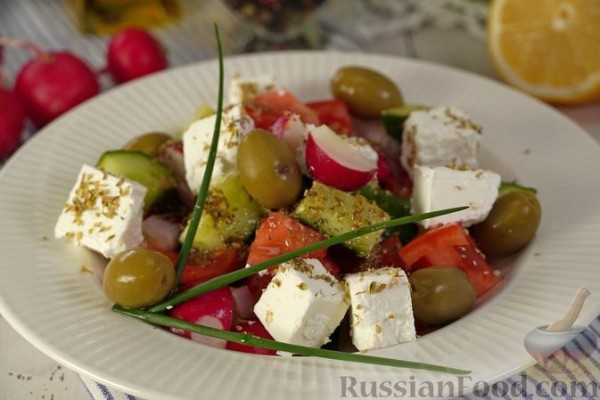 Греческий салат с редиской