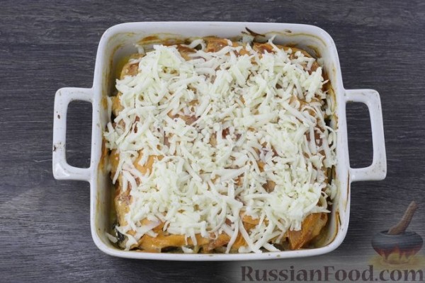 Куриное филе, запечённое с грибами, луком и помидорами