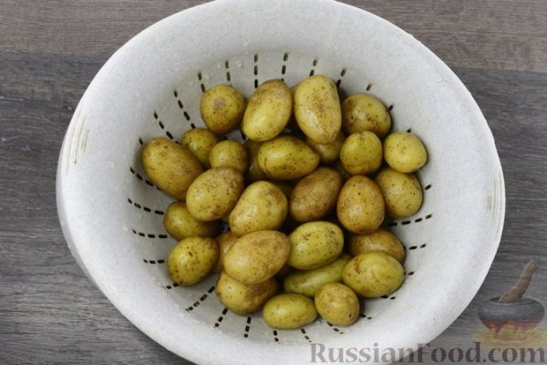 Жареная отварная молодая картошка с грибами и мёдом