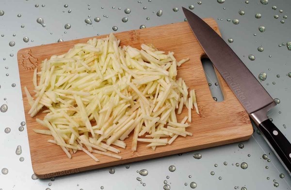 Салат из кальмаров с яблоком и апельсином