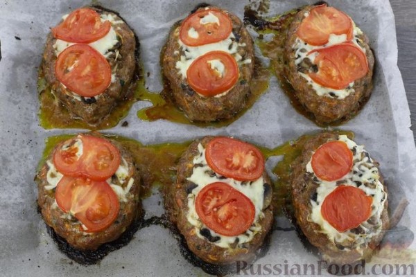 Мясные лодочки с грибами, сыром и помидорами (в духовке)
