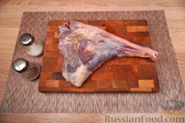 Ножка барашка, запечённая с овощами