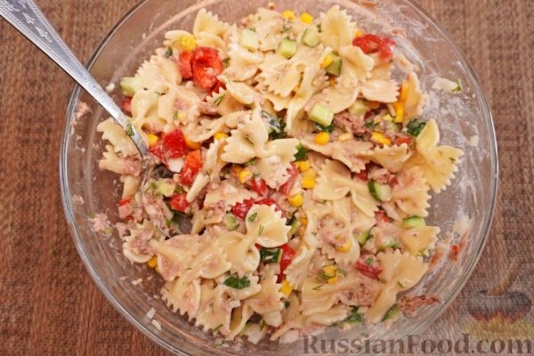 Салат с макаронами, тунцом и овощами