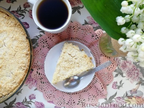 Насыпной пирог с ревенем, творогом и корицей