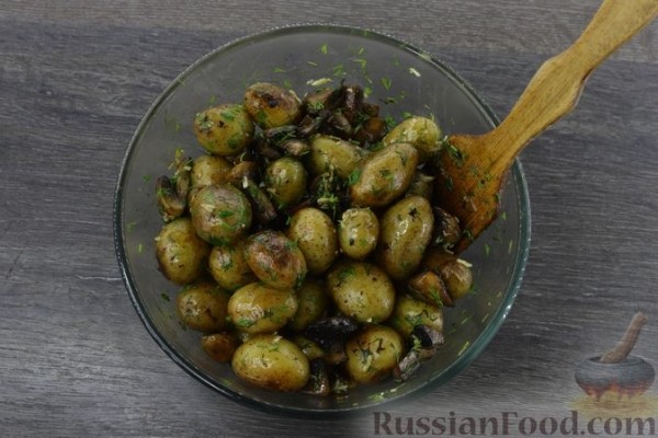 Жареная отварная молодая картошка с грибами и мёдом