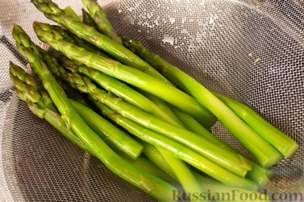 Салат со спаржей по-турецки (Kuşkonmaz Salatası)