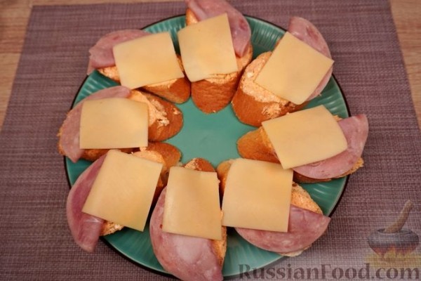 Хлебички (бутерброды с творожной намазкой, ветчиной и сыром)