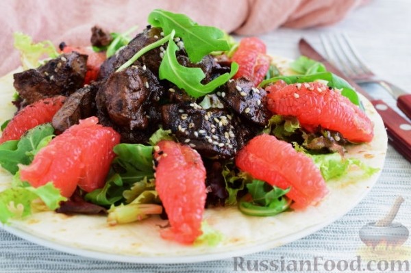 Салат с печенью и грейпфрутом