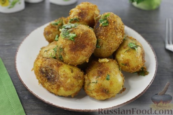 Молодая картошка, запечённая в духовке с сухарями