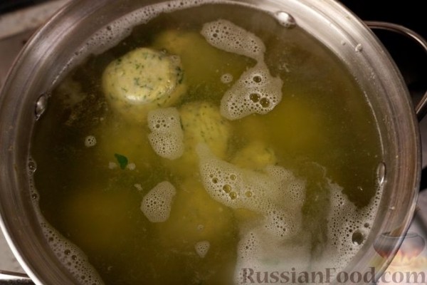 Картофельные кнедлики со шпинатом, с обжаренными грибами