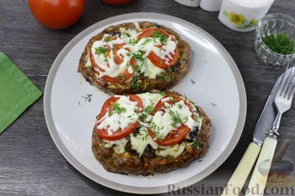 Мясные лодочки с грибами, сыром и помидорами (в духовке)