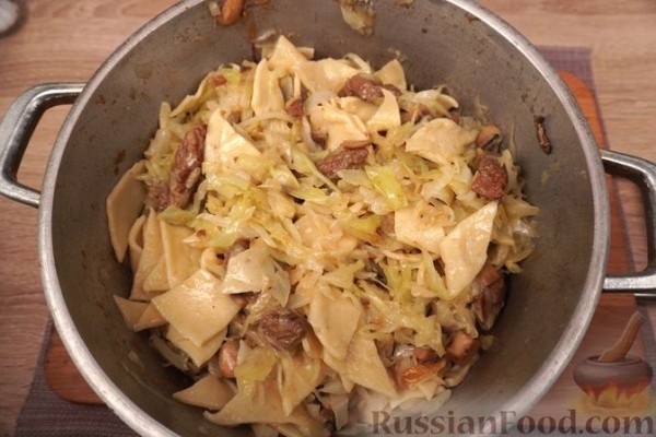 Лазанки, запечённые с капустой, мясом и грибами