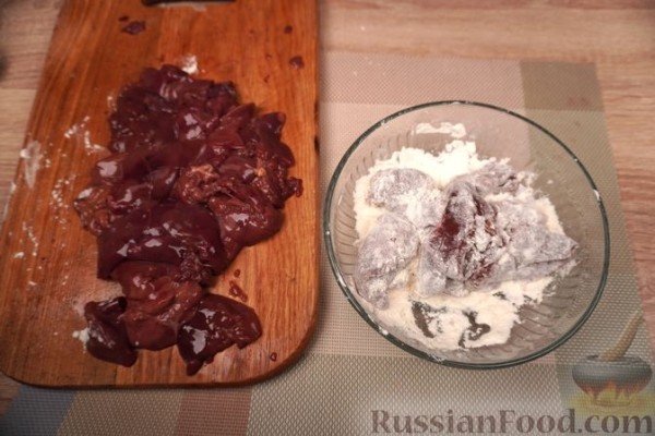 Печень с луком и яблоками по-польски