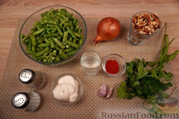 Салат из стручковой фасоли с ореховой заправкой