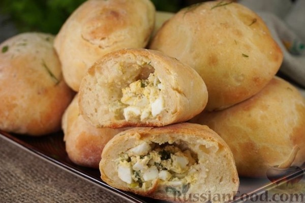 Картофельные булочки с яйцами, зеленью и сыром