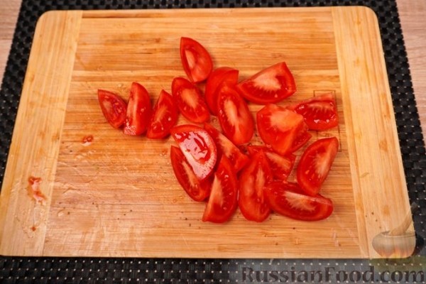 Гуляш с колбасками