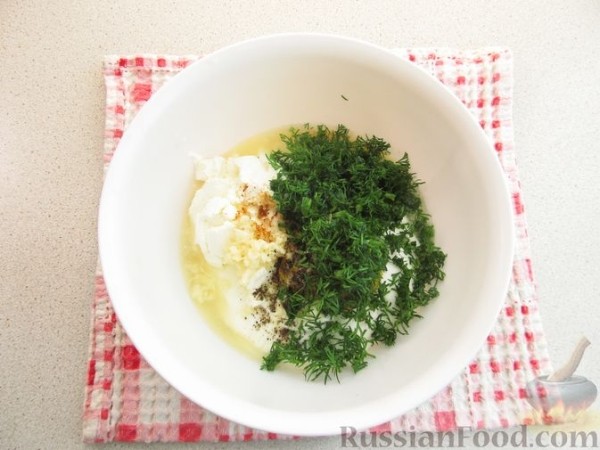 Салат из огурцов, редиса, кукурузы и лука