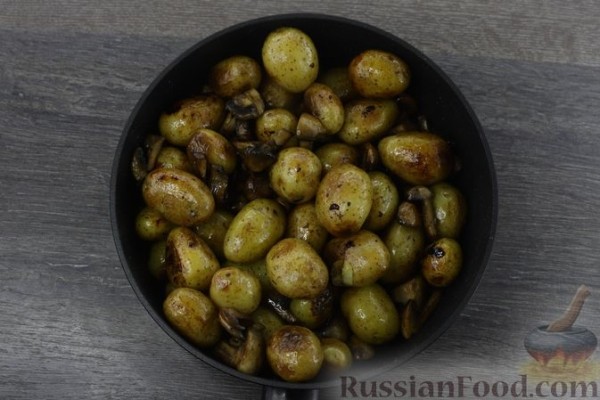 Жареная отварная молодая картошка с грибами и мёдом