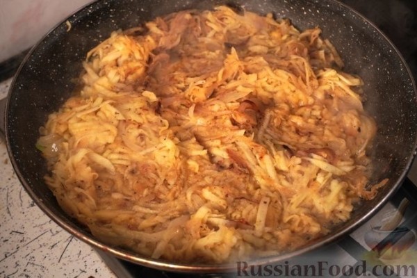 Печень с луком и яблоками по-польски