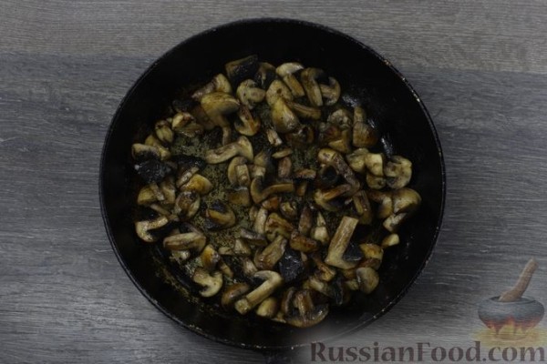 Жареная отварная молодая картошка с грибами и мёдом