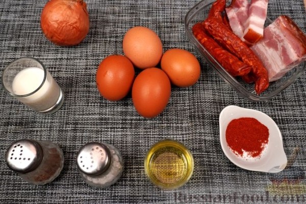 Яичница-болтунья с беконом и колбасками