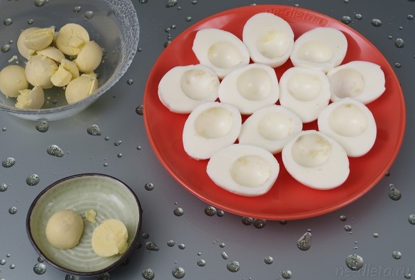 Яйца, фаршированные тунцом