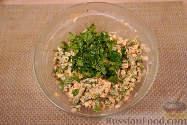 Салат из стручковой фасоли с ореховой заправкой