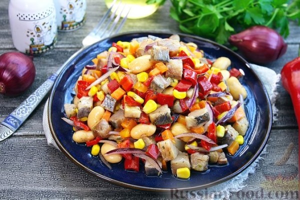 Салат с селёдкой, фасолью, кукурузой и овощами