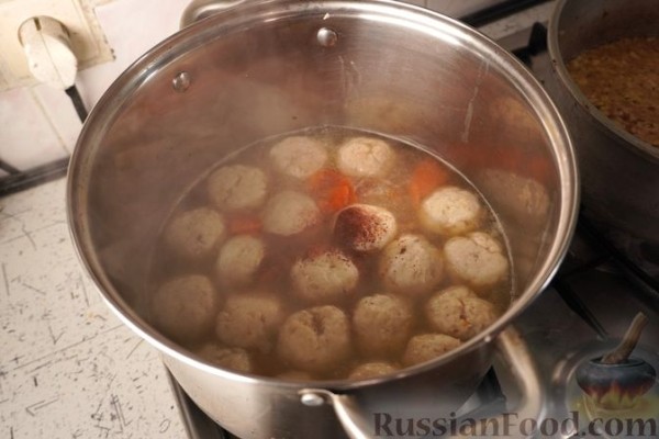 Рыбный суп с фрикадельками и сметаной