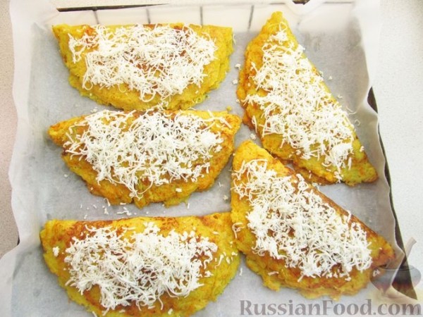 Картофельные драники с курицей, грибами и сыром