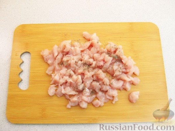 Картофельные драники с курицей, грибами и сыром