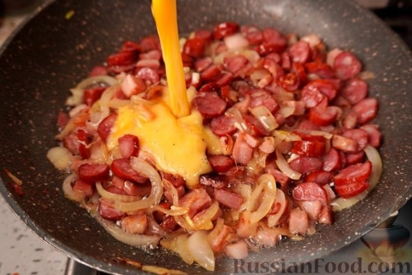 Яичница-болтунья с беконом и колбасками
