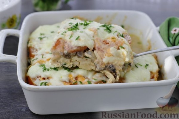 Куриное филе, запечённое с грибами, луком и помидорами