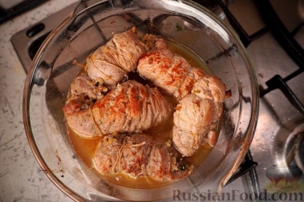 Рулетики из телятины с рисом и грибами, в сметанном соусе