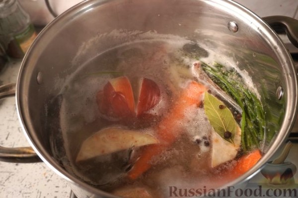 Рыбный суп с фрикадельками и сметаной