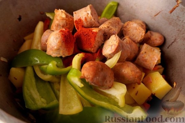 Гуляш с колбасками