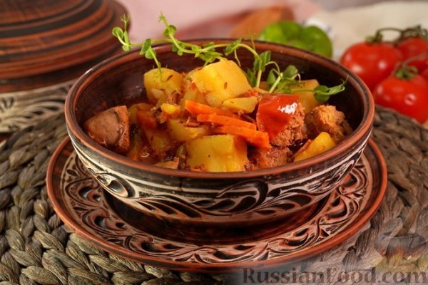 Гуляш с колбасками
