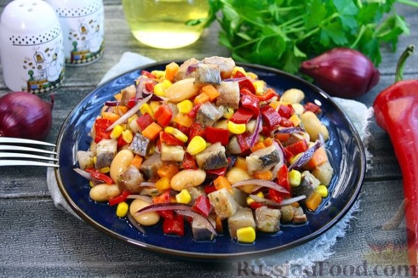 Салат с селёдкой, фасолью, кукурузой и овощами