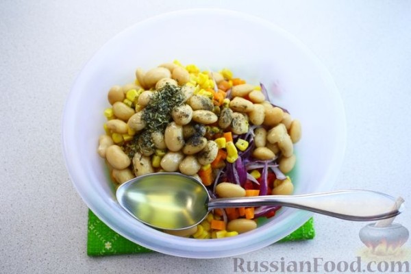 Салат с селёдкой, фасолью, кукурузой и овощами