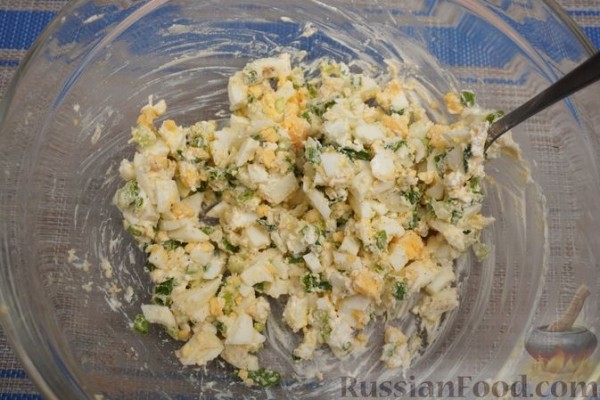 Картофельные булочки с яйцами, зеленью и сыром