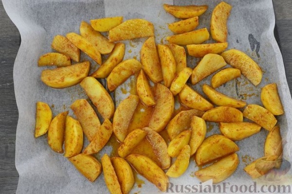 Куриные бёдрышки с ананасами и сыром, запечённые с картофелем