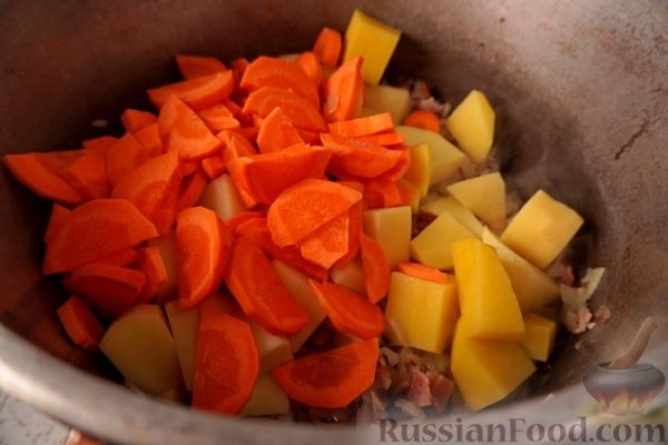 Гуляш с колбасками