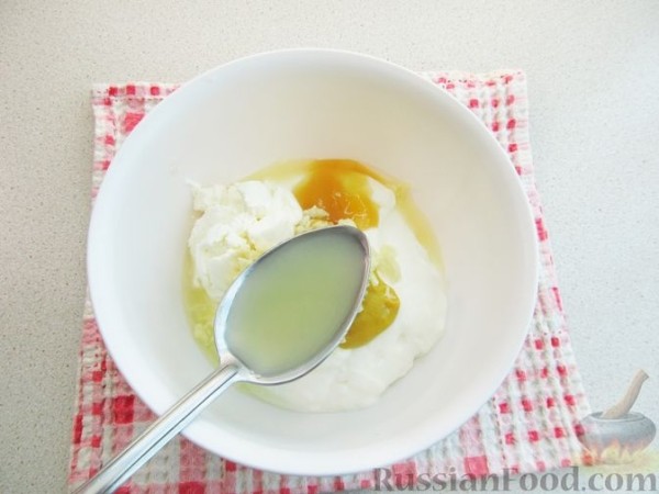 Салат из огурцов, редиса, кукурузы и лука