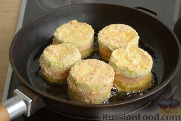 Жареные кабачки с начинкой из колбасы и сыра