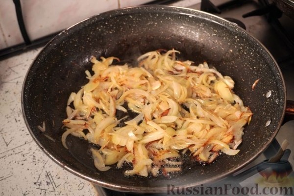 Печень с луком и яблоками по-польски