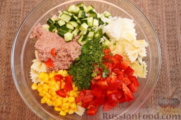 Салат с макаронами, тунцом и овощами