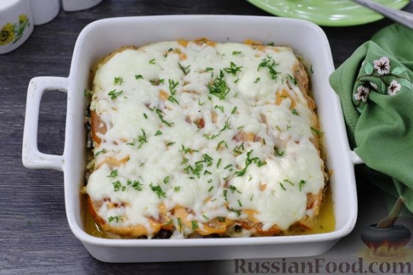 Куриное филе, запечённое с грибами, луком и помидорами