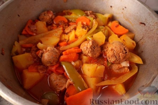 Гуляш с колбасками