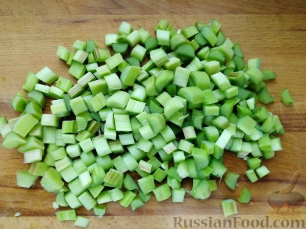Насыпной пирог с ревенем, творогом и корицей