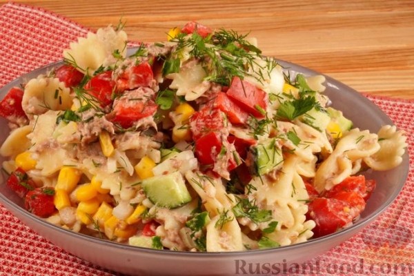 Салат с макаронами, тунцом и овощами